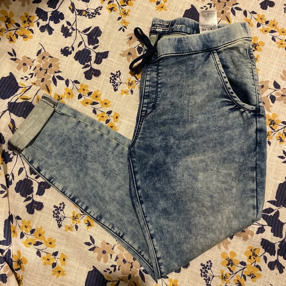 Signature Levi’s Joggers Size 31 acid wash